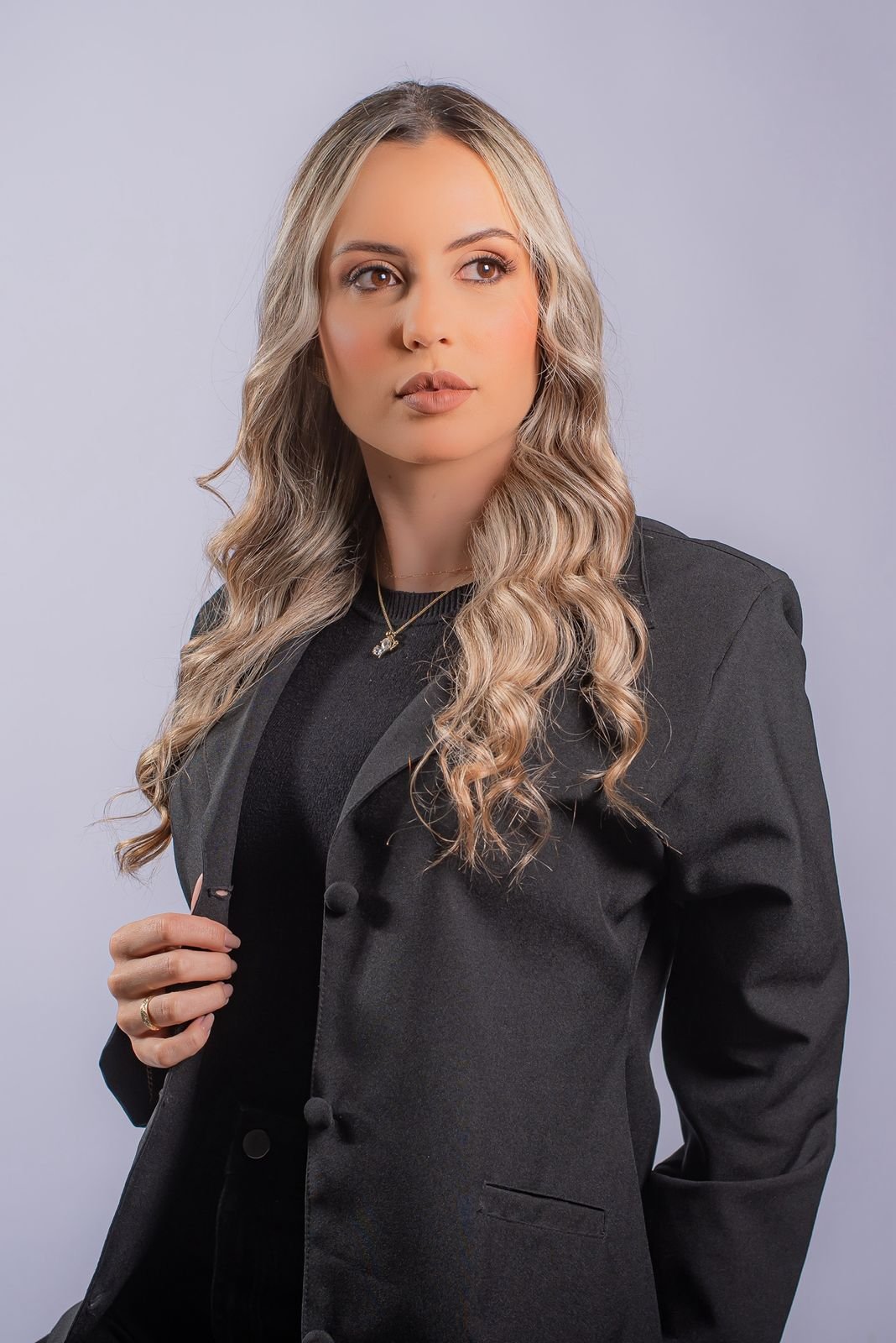 Dra. Thaís Guimarães, cirurgiã-dentista, em retrato profissional no consultório de odontologia estética